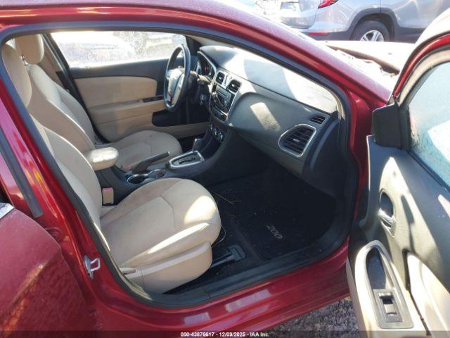 Chrysler 200 Touring Image 8