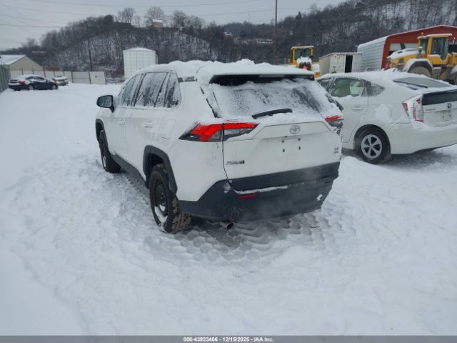 Toyota RAV4 Le Image 14