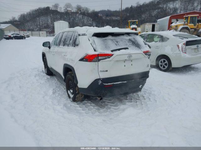 Toyota RAV4 Le Image 14