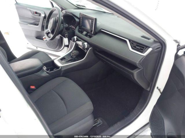 Toyota RAV4 Le Image 15