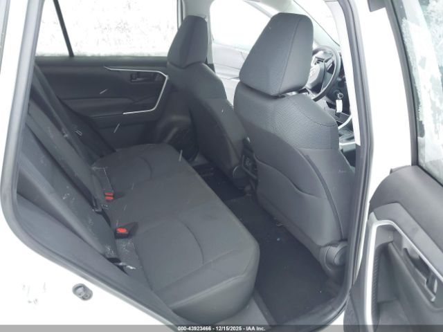 Toyota RAV4 Le Image 5