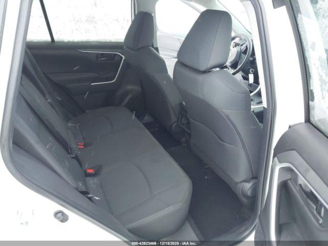 Toyota RAV4 Le Image 5