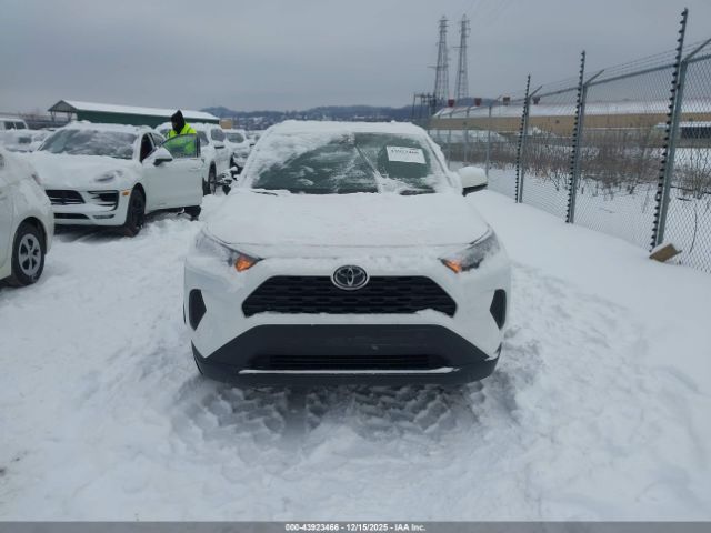 Toyota RAV4 Le Image 10