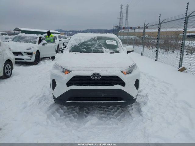 Toyota RAV4 Le Image 10