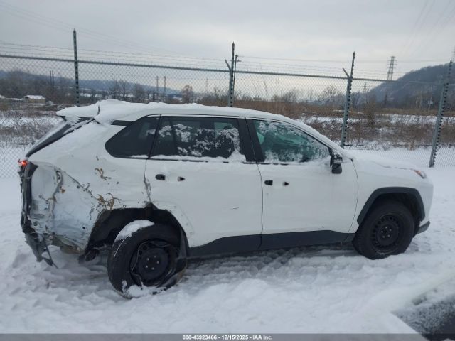 Toyota RAV4 Le Image 3