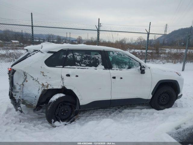 Toyota RAV4 Le Image 3