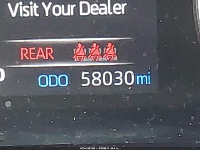 Toyota RAV4 Le Image 8