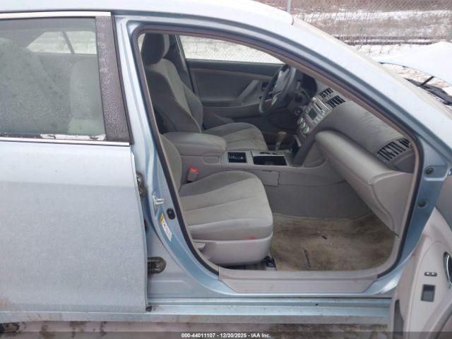 Toyota Camry Le Image 3