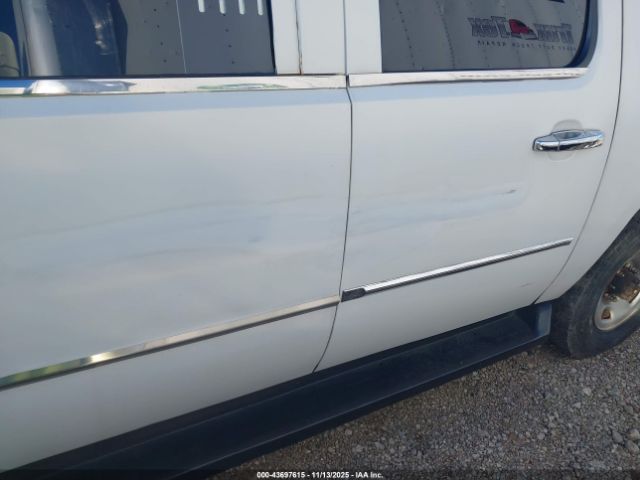 Chevrolet Suburban 2500 Ls Image 14