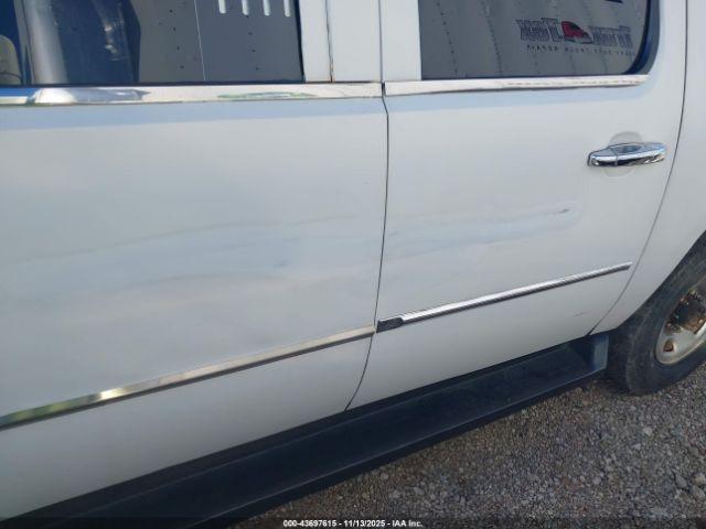 Chevrolet Suburban 2500 Ls Image 14