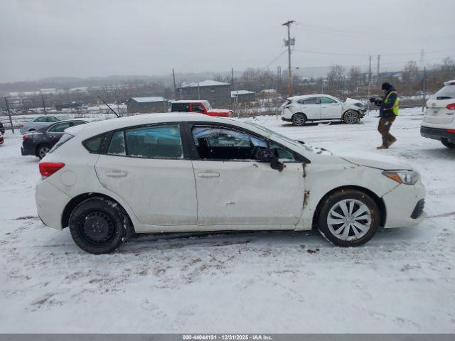 Subaru Impreza Base 5-door Image 2