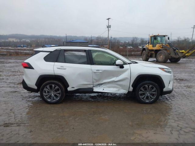 Toyota RAV4 Xle Premium Image 12