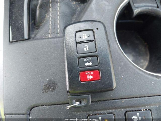 Toyota Camry Xle Image 3